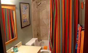 Как отмыть пятна или налет и как правильно стирать шторы для ванной в домашних условиях