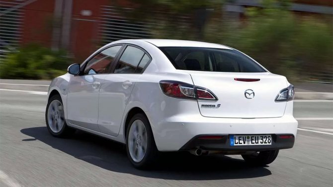 Фото Мазды 3 БЛ сзади