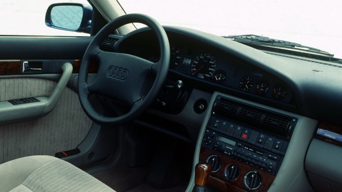 На фото: интерьер Audi A6 C4 1994 -1997
