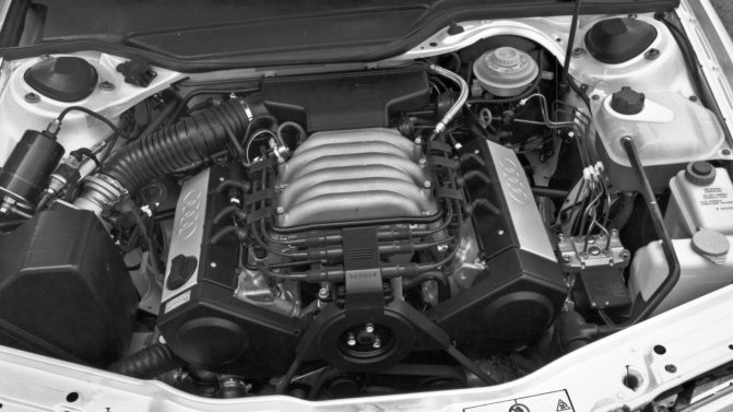 На фото: Под капотом Audi 100 (4A,C4) '1990–94