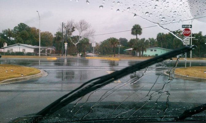 Признаки износа щёток стеклоочистителя