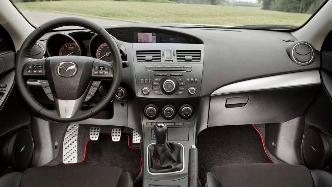 Салон Мазды 3 БЛ