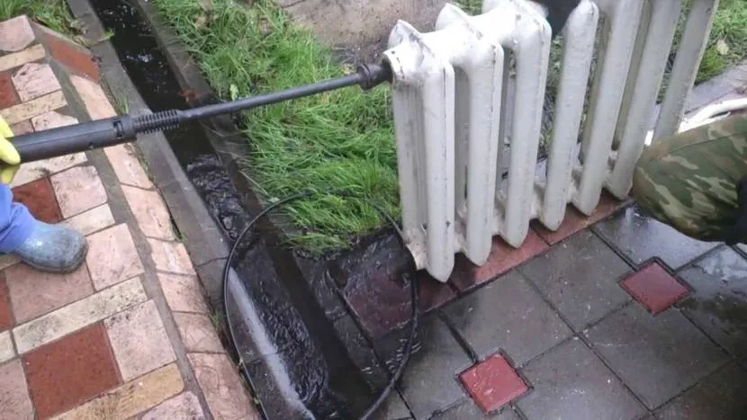 Механическую промывку лучше всего выполнять на улице