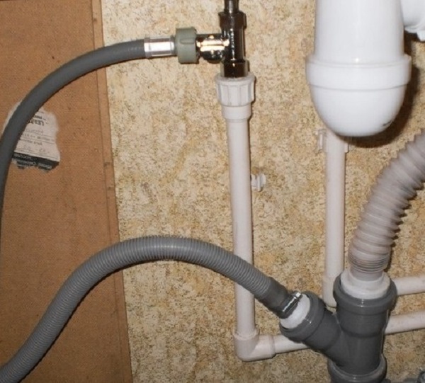 В данном случае использована труба под раковиной, идущая на смеситель