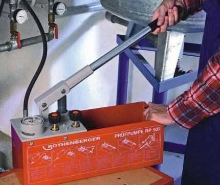 Выполнение опрессовки коммуникационного контура Выполнение опрессовки коммуникационного контура