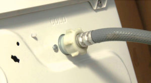 Отключаем подачу воды в стиральную машину