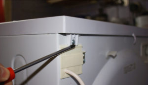 Снимаем верхнюю крышку стиральной машины