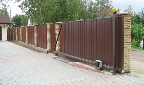 Откатные ворота имеют достаточно сложную конструкцию