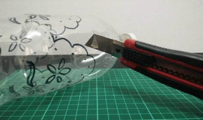 Резать бутылку удобно острым ножом