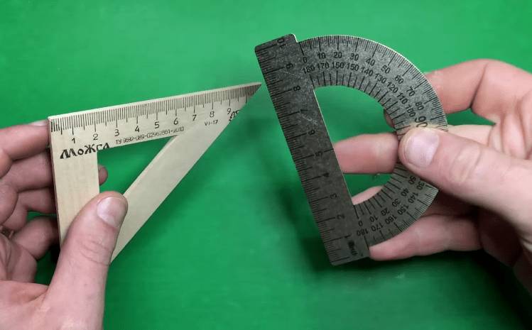 Деревянный треугольник и металлический транспортир