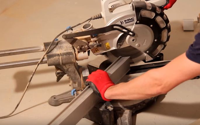 Конец профиля отрезается строго под углом 45 градусов