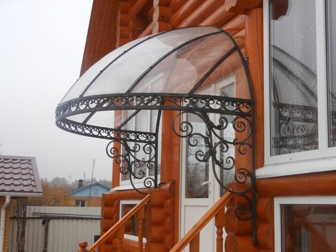 Купольный навес над входом в дом