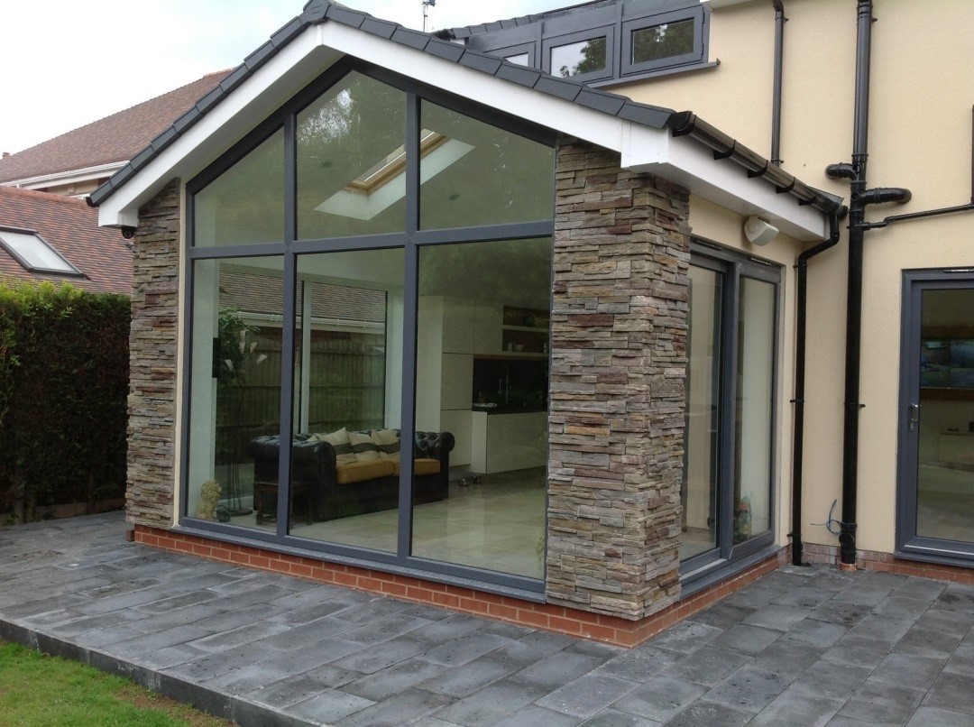 Отделаны лишь углы строения - а какой внешний вид оно имеет!