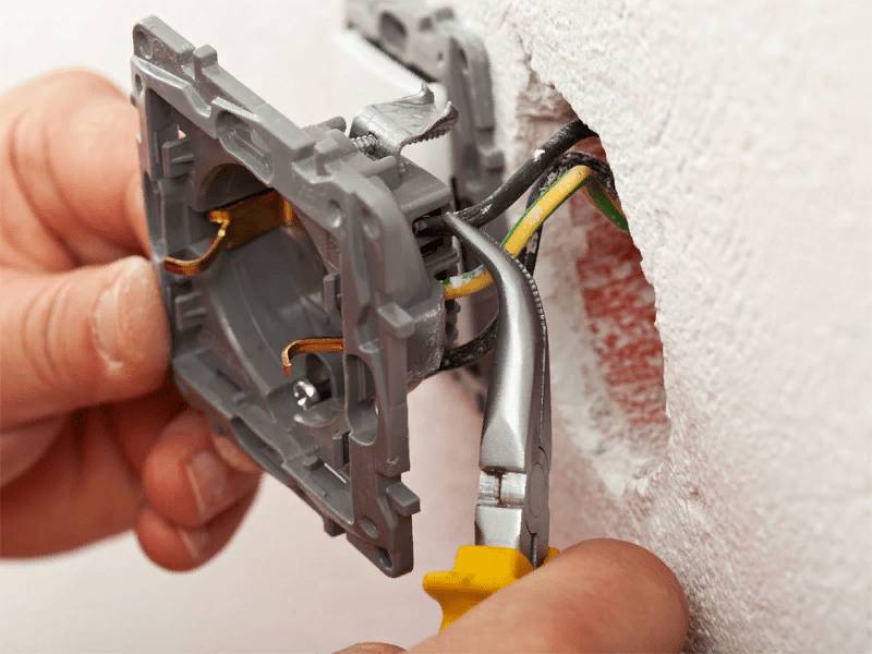 Устанавливаем розетку