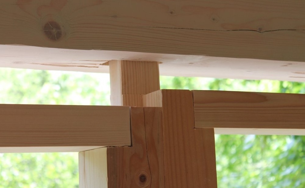 Разные деформационные зазоры над проемом, в котором состыкованы окно и дверь