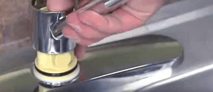 Следует демонтировать фиксирующий винт