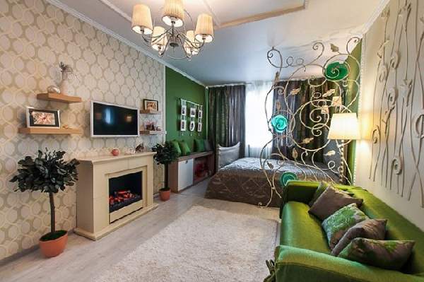 Использование разных обоев в сочетании с ажурной перегородкой позволяет удачно разделить комнату на спальню и гостиную