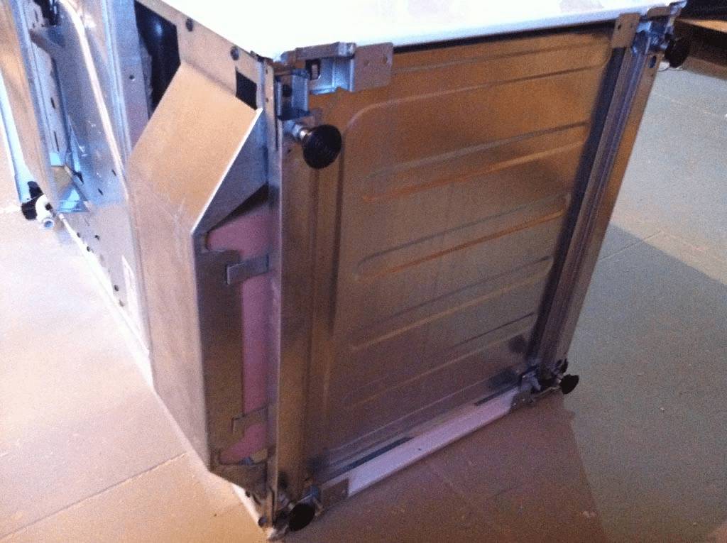 Плиты часто устанавливают на поверхность пола с керамической плиткой