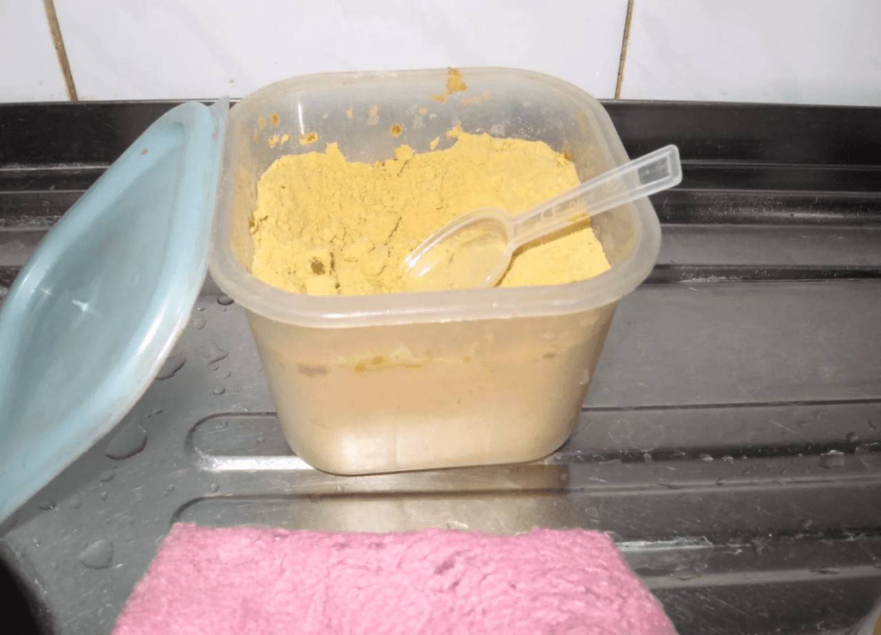 Необходимо добавить в эту смесь воды, чтобы получилась густая паста