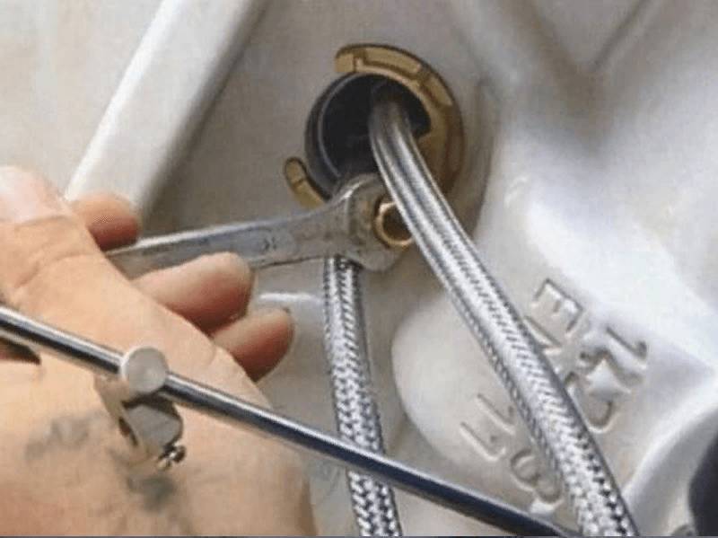 При засоре гибких подводок их потребуется демонтировать, затем прочистить или приобрести новые