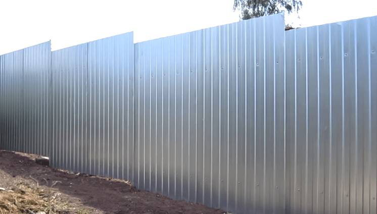 Забор зашит профлистом