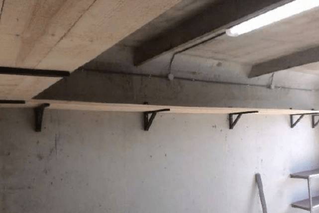 Настенная конструкция - кронштейны из уголка