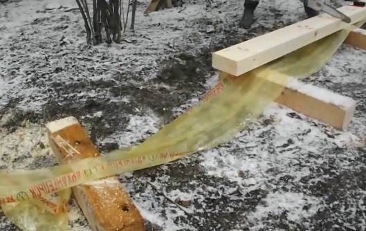 Шаг 1 – нарезать брус по размерам проемов