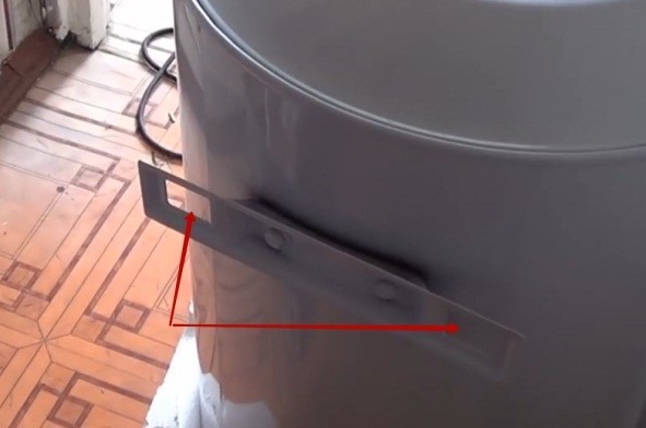 Шаг 1 – перенос контуров монтажных отверстий на стену