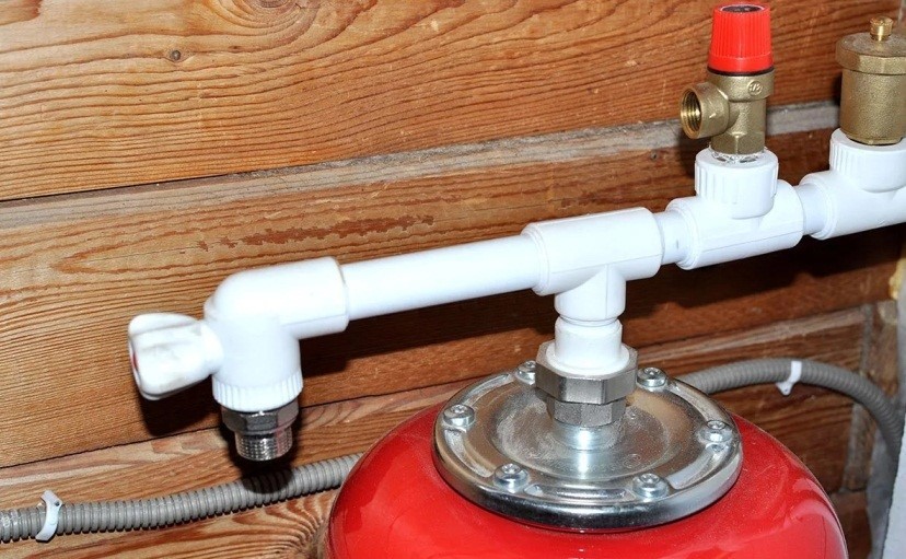 При таком расположении бака воздух может попадать в воду