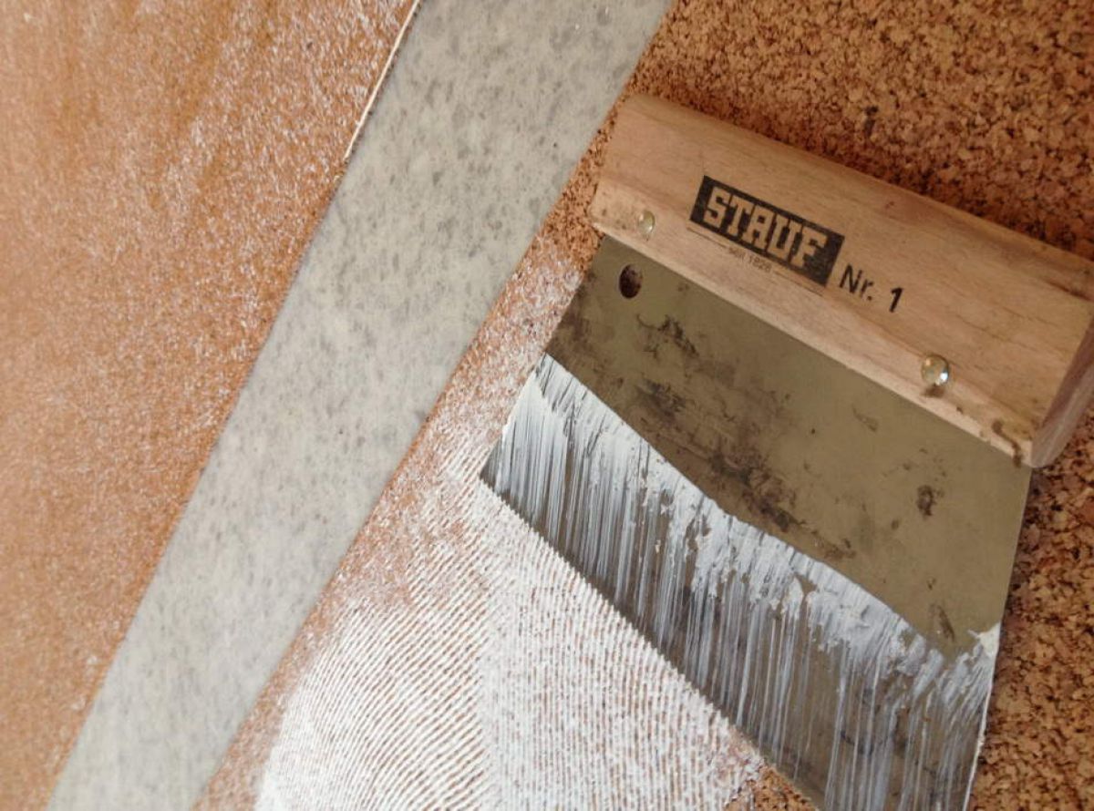 При работе с контактным клеем наносить раствор необходимо и на основание и на подкладку