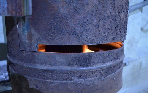 Отверстие в дверце нижней камеры