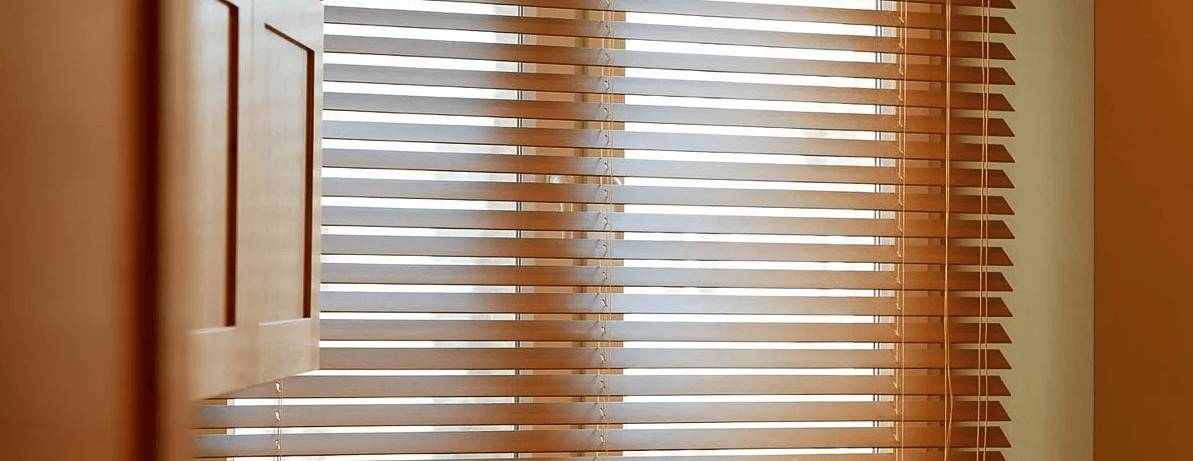 Занавески из дерева можно чистить только специальными средствами