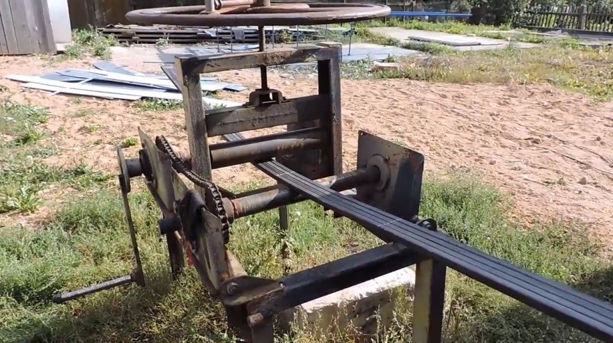 Если вы хотите разом изогнуть несколько труб, чтобы получить одинаковый радиус, составьте их в ряд и прихватите сваркой по краям