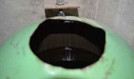 Отверстие, через которое в баллон заливают отработанное масло