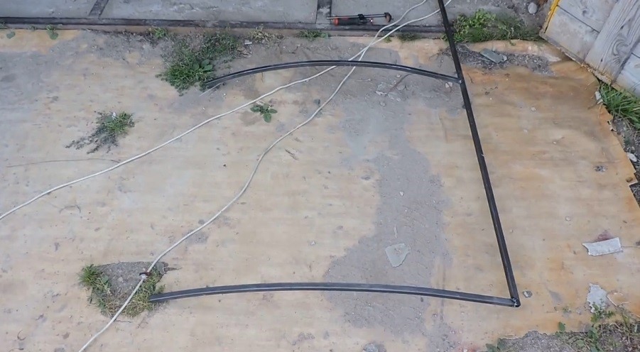 Привариваем дуги к основанию