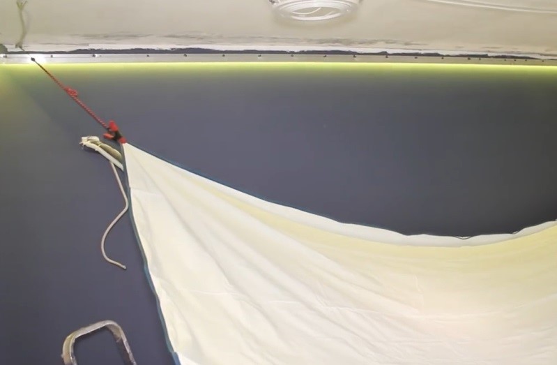 Подвешивание натяжного потолка