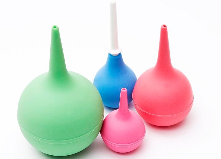 Потребуется удалить воду из сливного отверстия – можно откачать ее большой спринцовкой