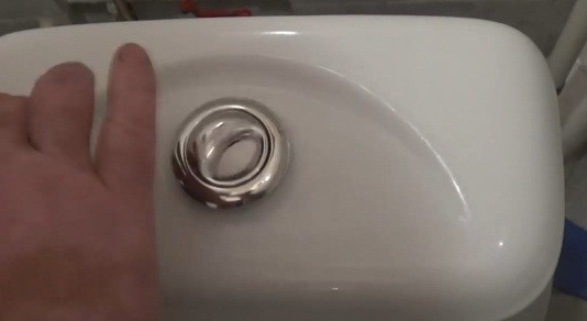 Шаг 1 – откручиваем кнопку