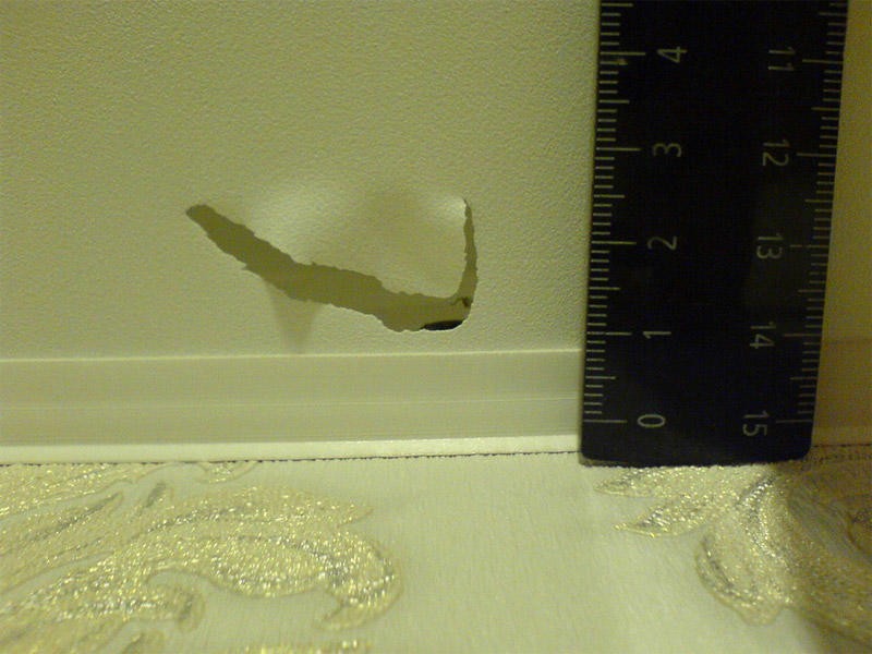 Досадное происшествие в виде незначительного повреждения целостности потолка может произойти случайно