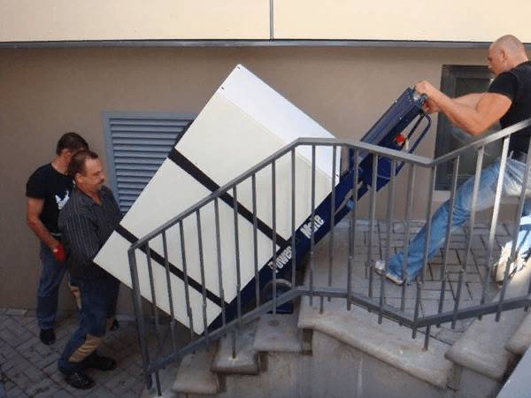 При подъеме на лестницу не следует спешить