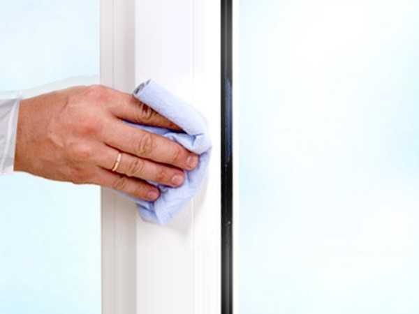 Следы от масла с пластика легко стираются мягкой тряпкой