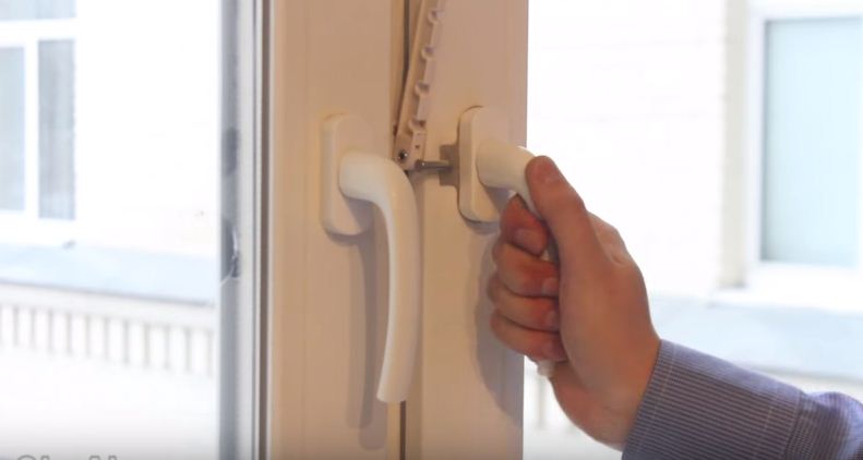 Проблемы с оконными ручками возникают достаточно часто