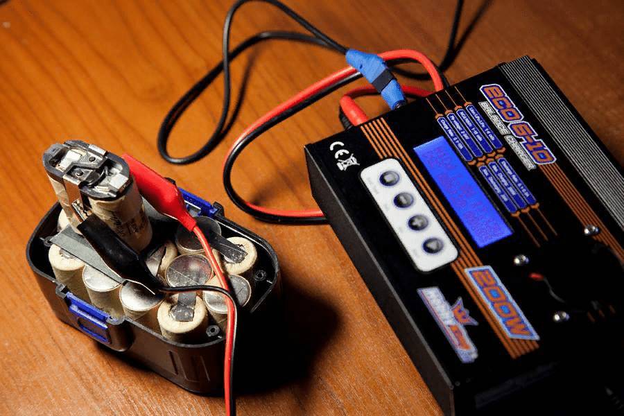 Процесс зарядки аккумулятора инструмента