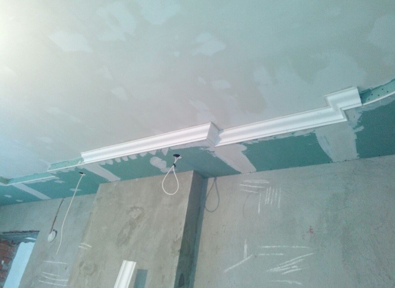 Обклейка плинтусами потолка сложной конфигурации