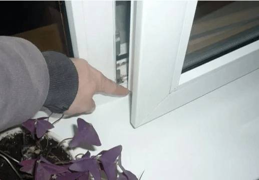 Створка окна задевает раму