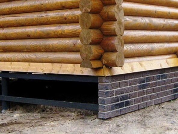 Даже в срубах деревянный отлив - редкость