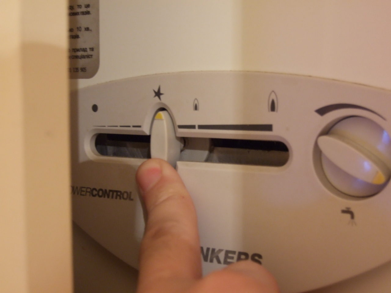 Нажатие кнопки приведёт к образованию искры. Фитиль загорается