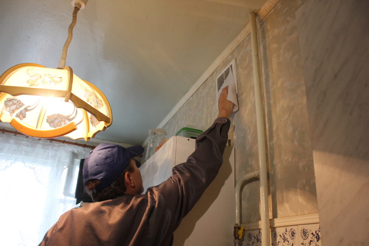 Поднесите кусочек бумаги к дымоходу