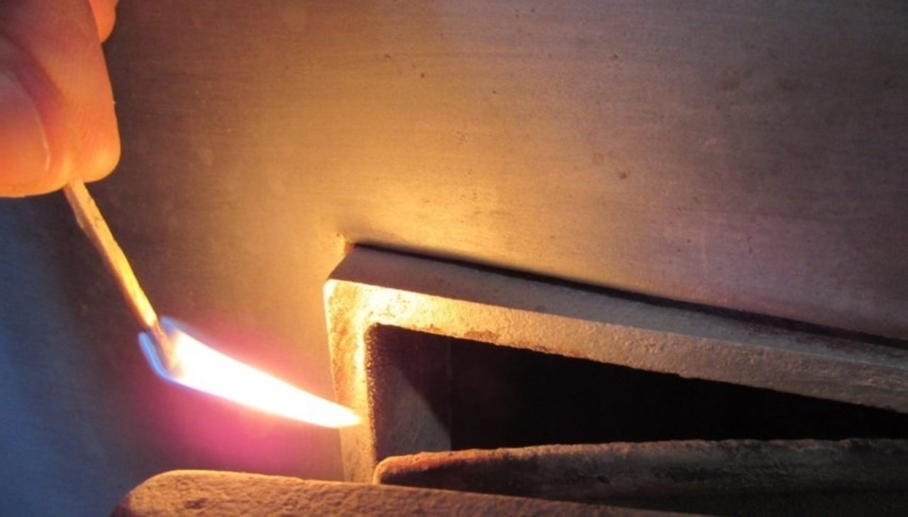 При хорошей тяге огонь будет направлен внутрь отверстия