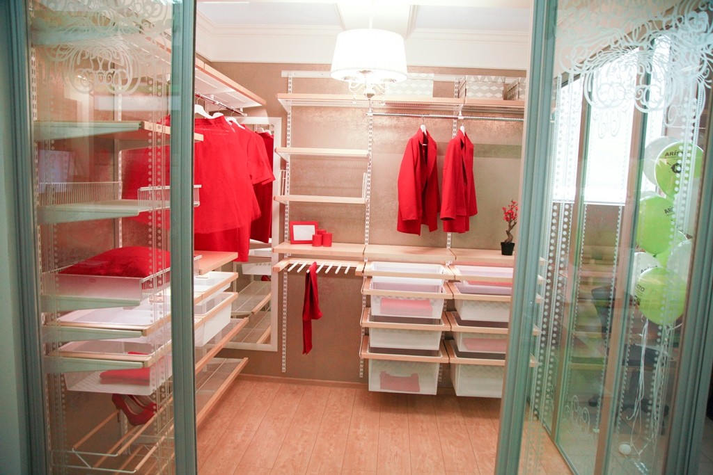 Готовые комплекты представляют огромный выбор разнообразных составляющих гардеробных комнат